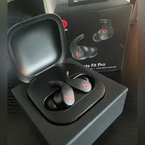 I’m selling my Beats Fit Pro. True Wireless Noises Cancelling Earbuds-Apple H1